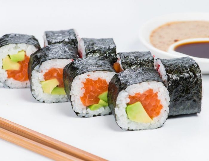 Smoked-Salmon-Avocado-Sushi-Roll-e1517246823392